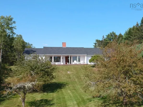 41 Eisnor Rd, Chester, NS B0J 1K0
