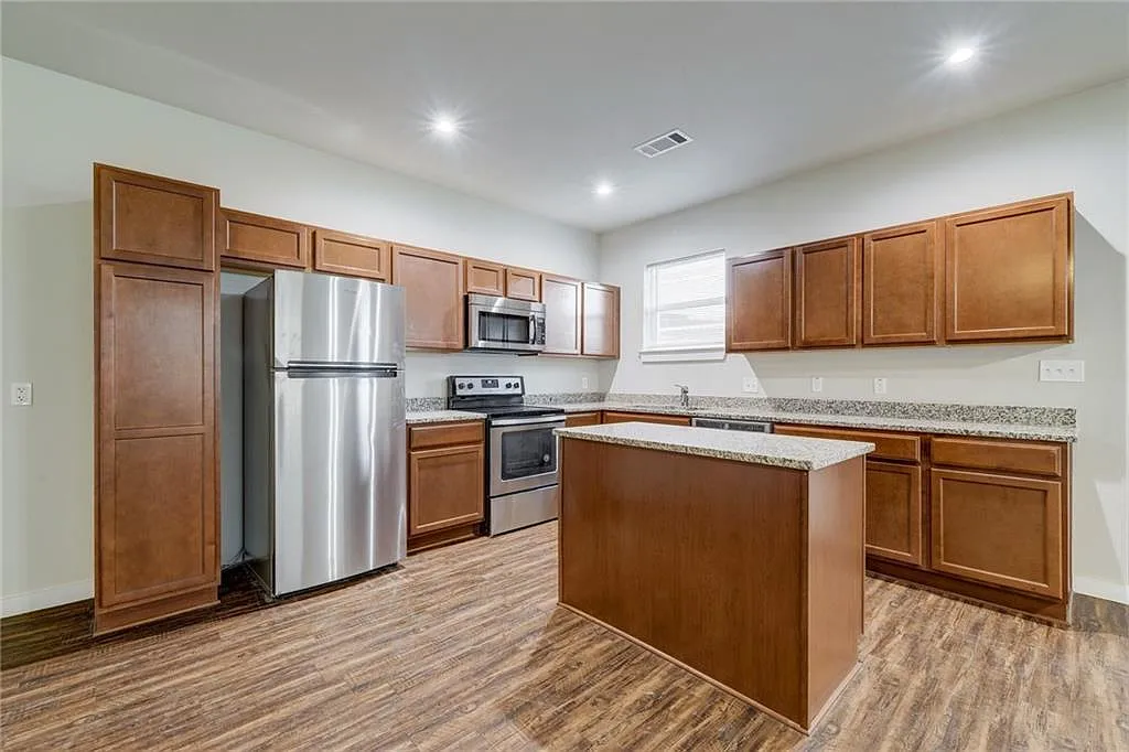 3 bed, 2.5 bath, 1740 sqft, $1,895 — Photo 4