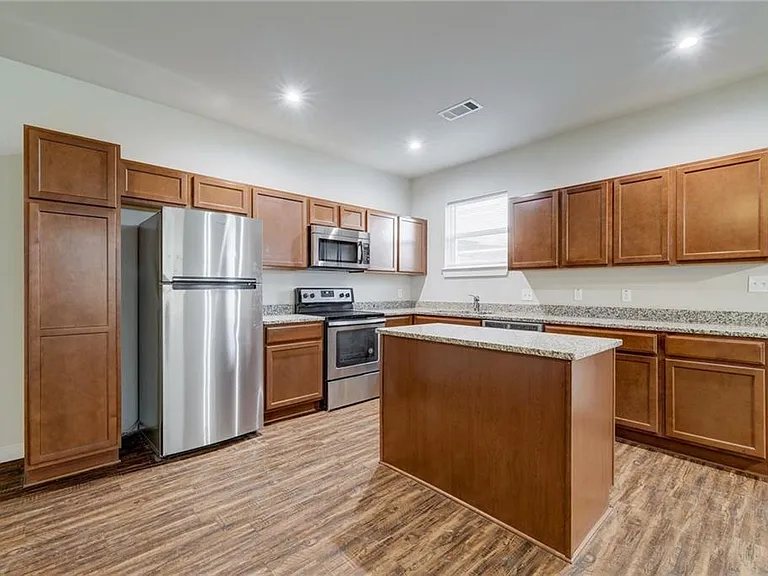 906 Quartz Ct #401 — Photo 4