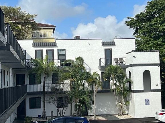 3rd image of 2705 NE 9th Ave APT 202