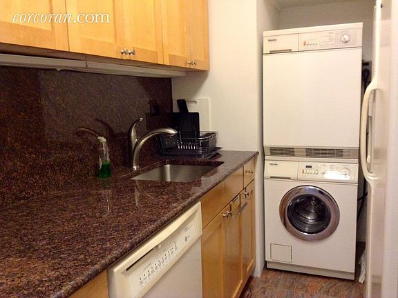 4th image of 161 W 61st St APT 31H