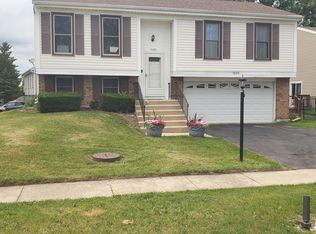 1020 Woodside Dr, Roselle, IL 60172