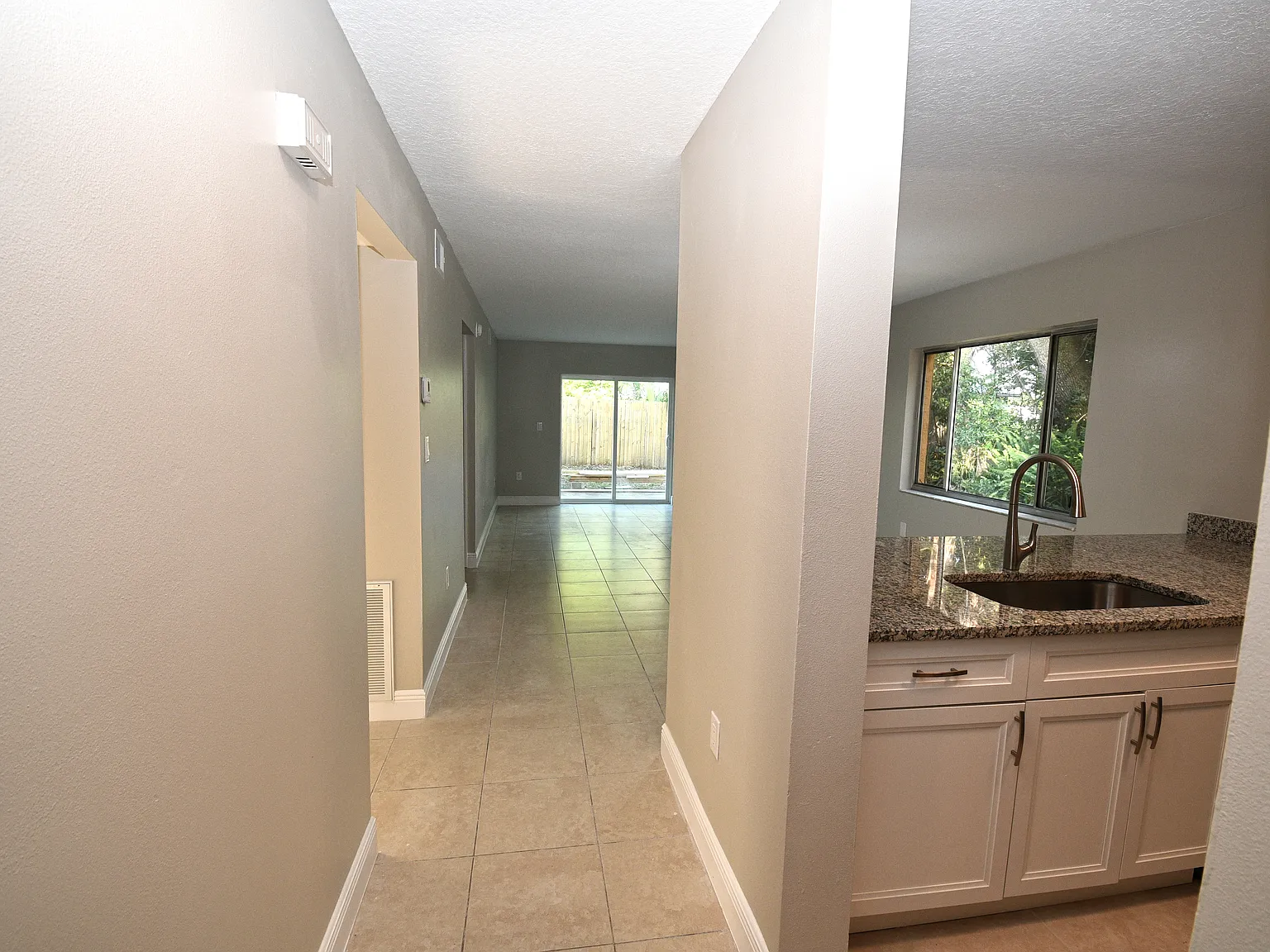 2 bed, 901 sqft, $1,550 — Photo 1