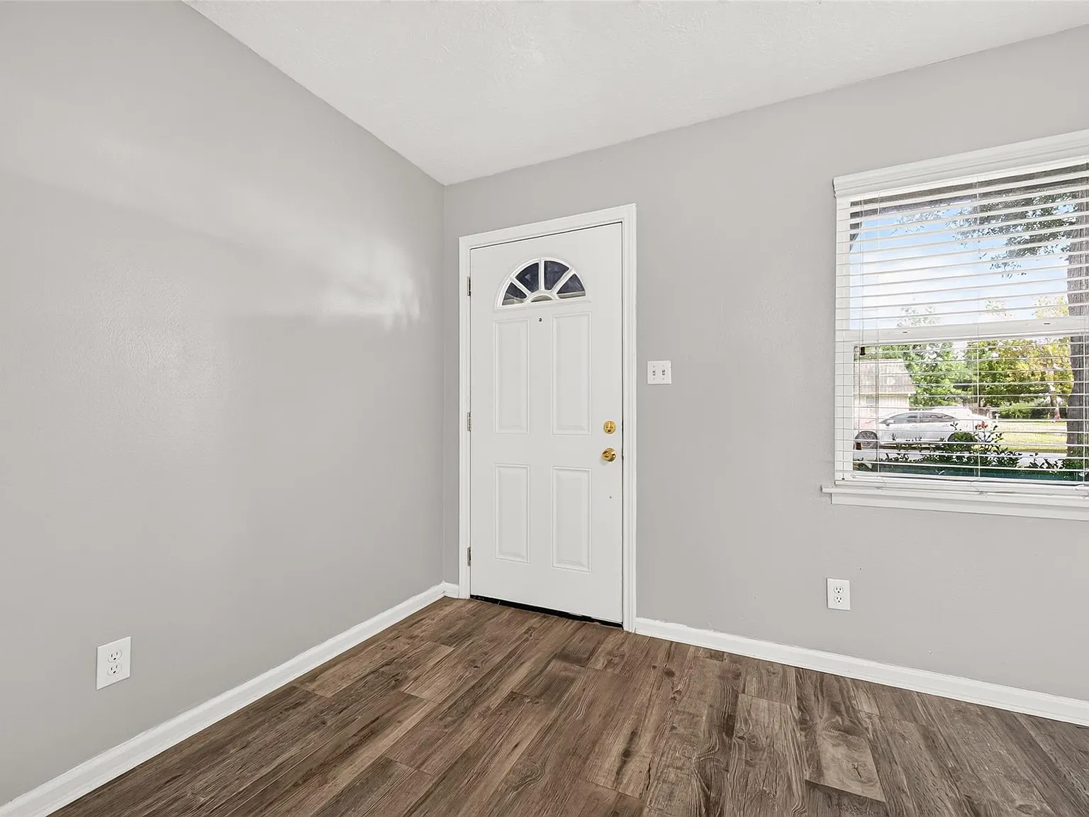 3 bed, 2.0 bath, 1120 sqft, $2,250 — Photo 2