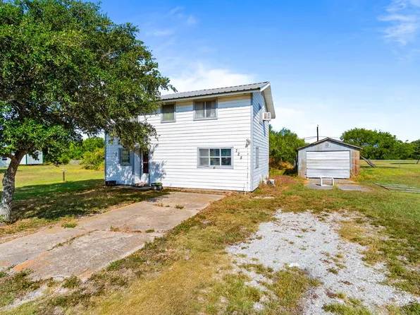 725 1st St, Bayside, TX 78340