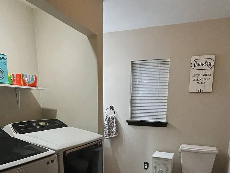 323 N Walnut St — Photo 31