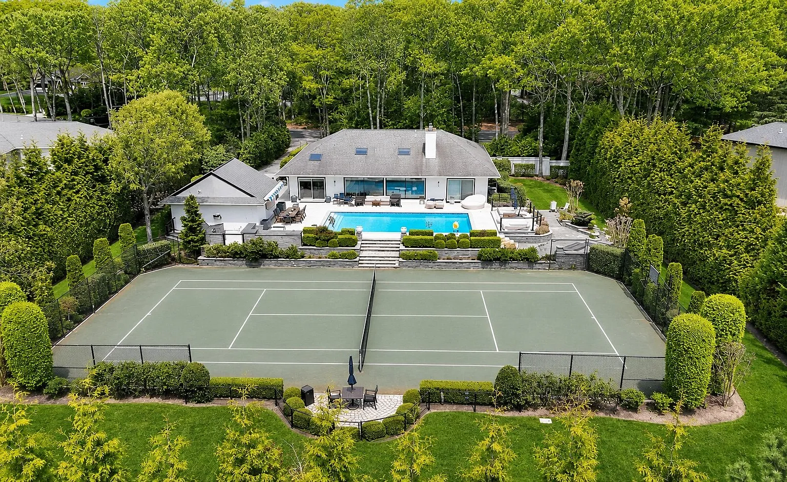 Beautiful East Quogue Retreat With Pool & Private Tennis Court — Photo 1