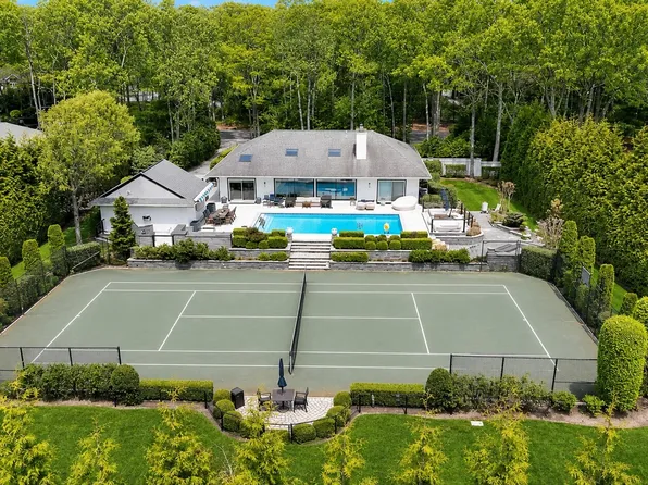 8 Jeffrey Ln, East Quogue, NY 11942
