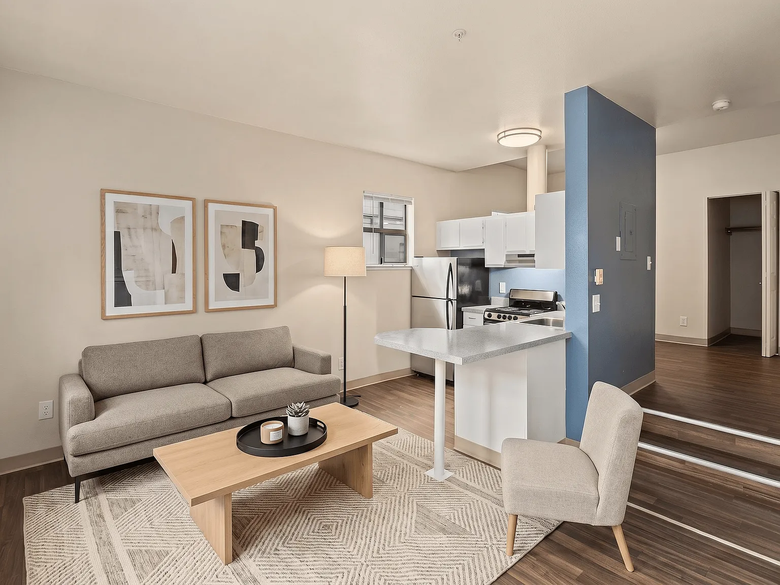 Ellis Court Apartments — Photo 2