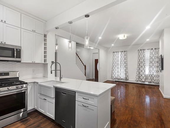 3rd image of 15 Roosevelt Pl