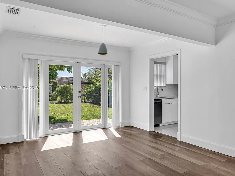 180 Carlisle Dr — Photo 2