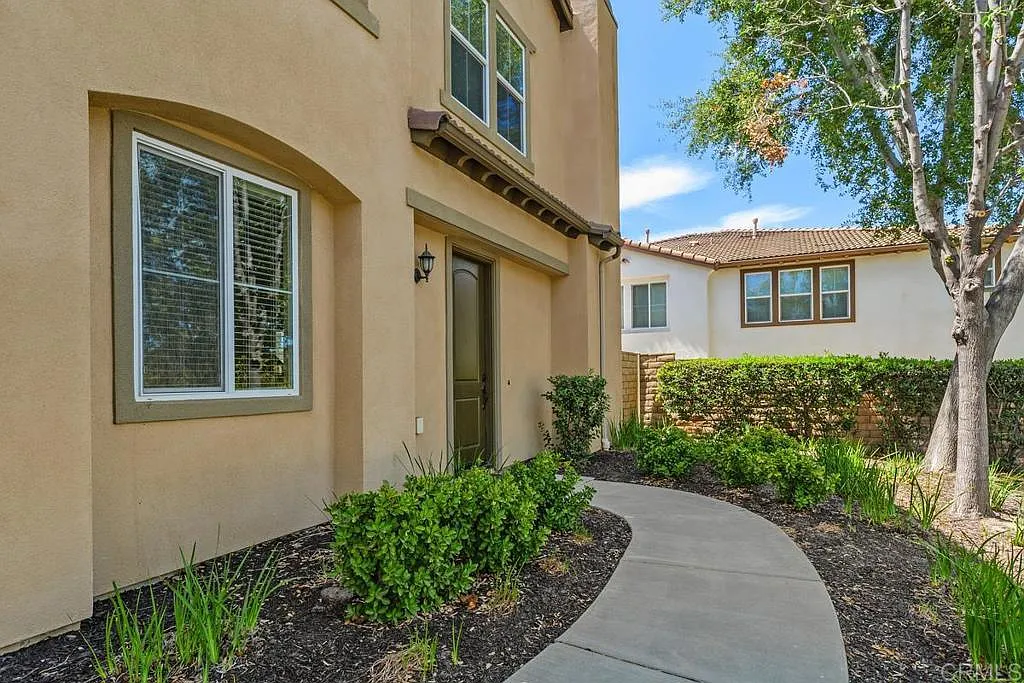 3 bed, 2.5 bath, 1739 sqft, $3,200 — Photo 4