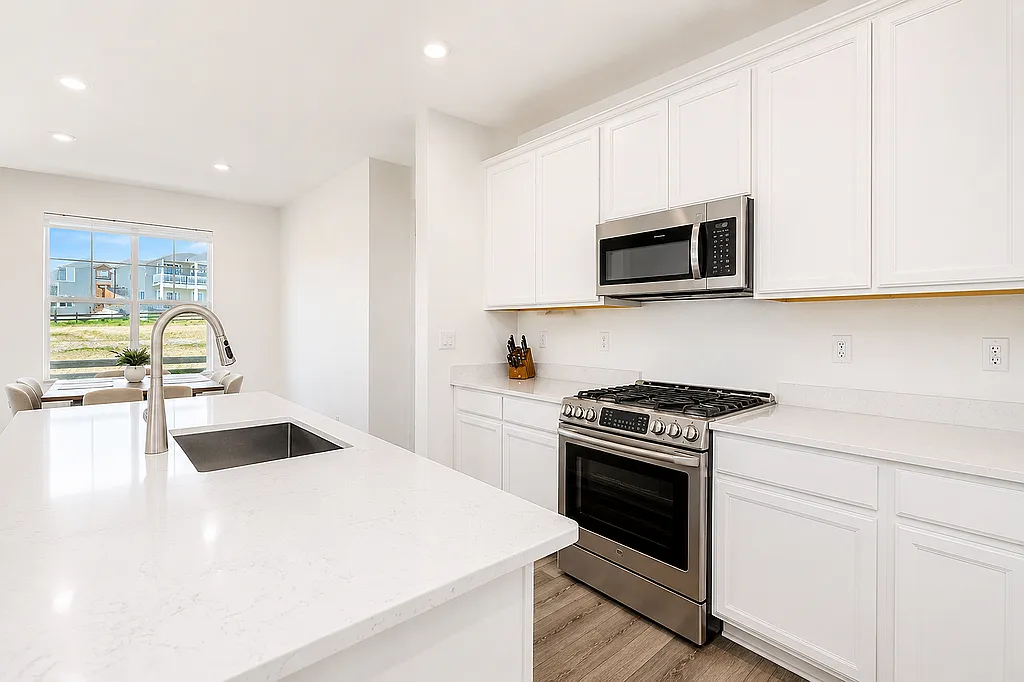 751 Columbia St — Photo 4
