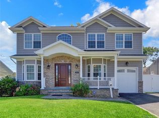 11 Lillian Ln, Plainview, NY 11803