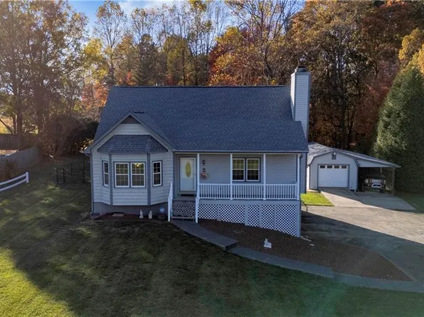 1109 Ridgecliff Dr, Rural Hall, NC 27045