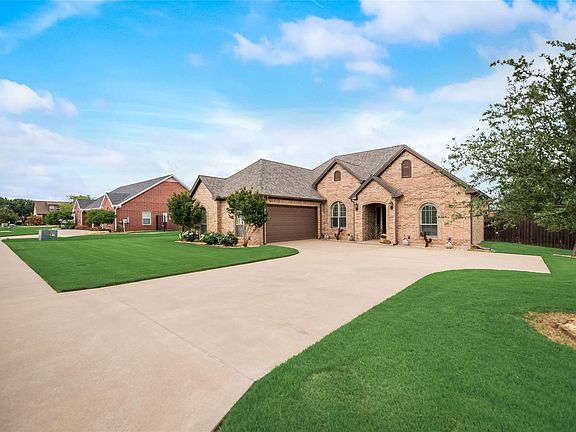 3rd image of 1403 Hickory Dr