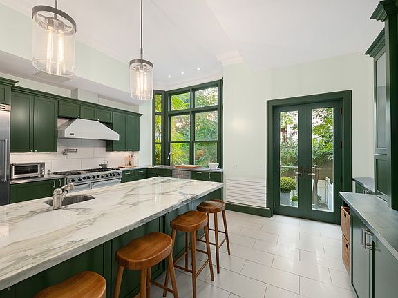4th image of 331 W 22nd St #Townhouse