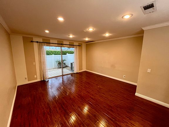 2nd image of 8 Allenwood Ln