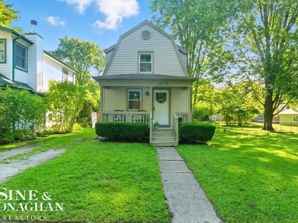 1653 Vermont Ave, Marysville, MI 48040