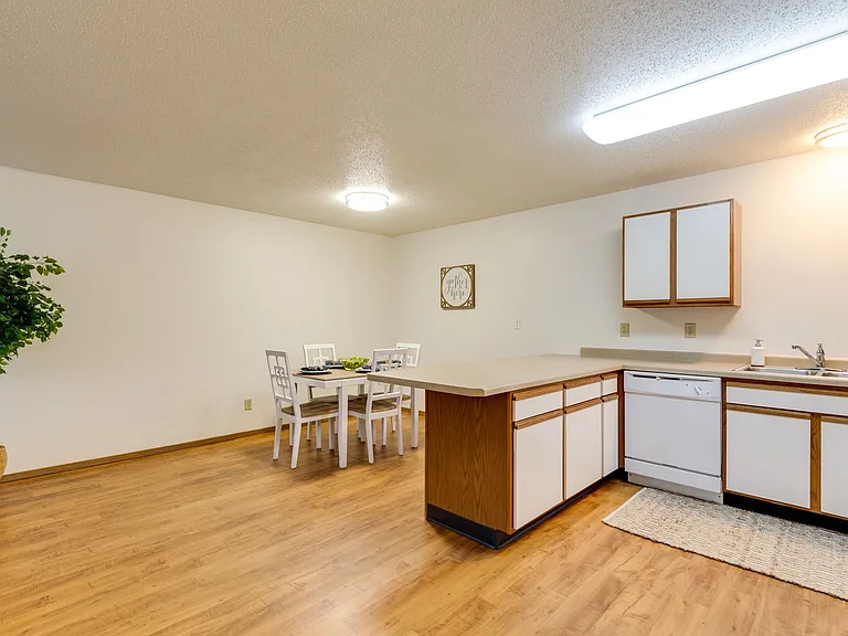 Dakota E & W Apartments — Photo 13