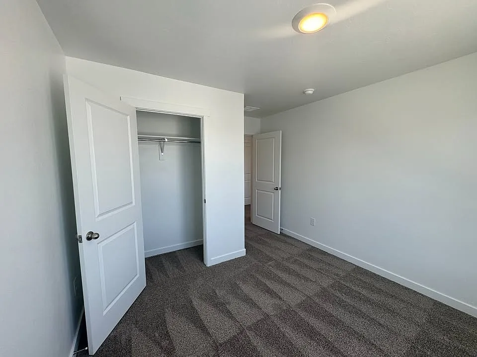 4 bed, 1760 sqft, $2,300 — Photo 2