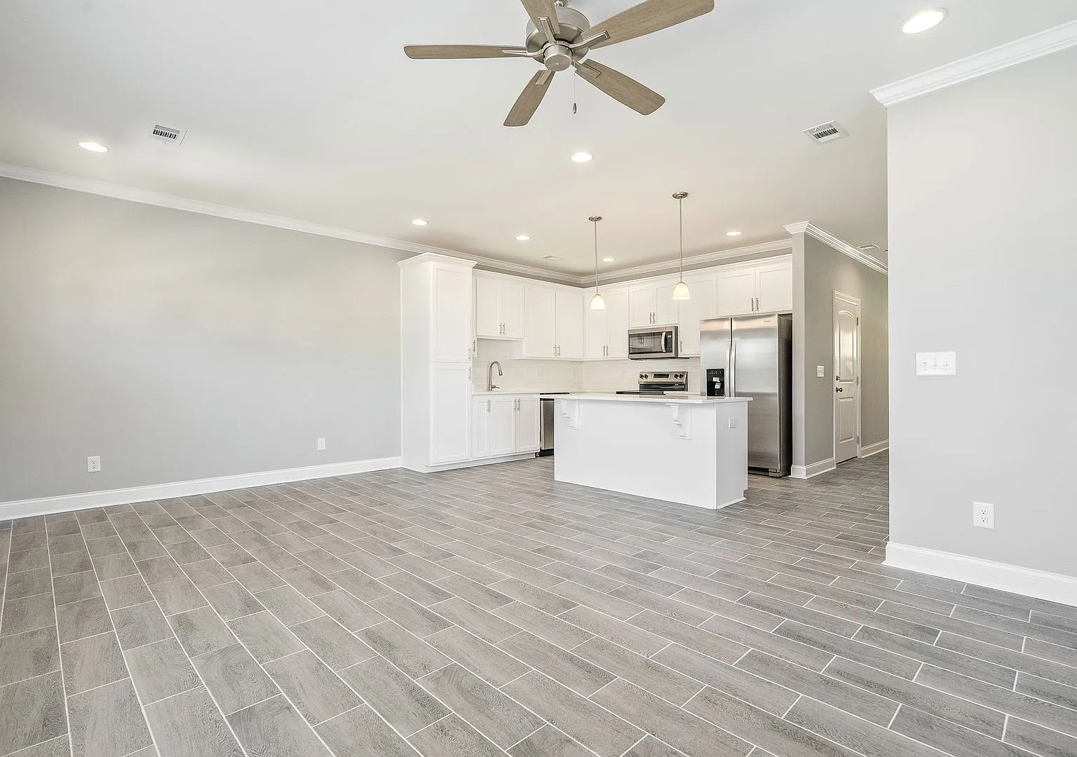 Short-Term Lease Only! — Photo 4