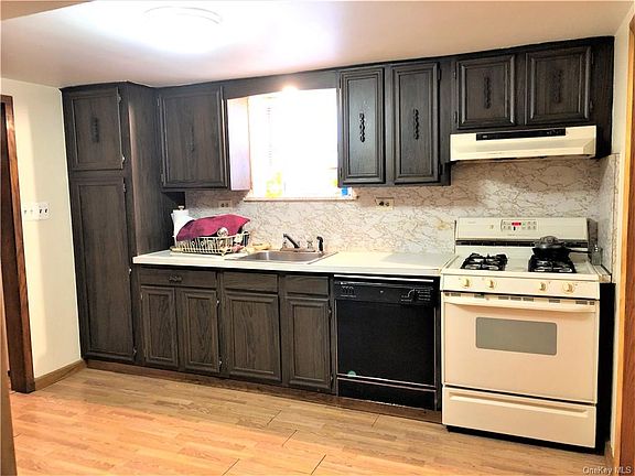 4th image of 2574 Hering Ave