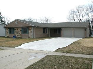 500 N Braintree Dr, Schaumburg, IL 60194