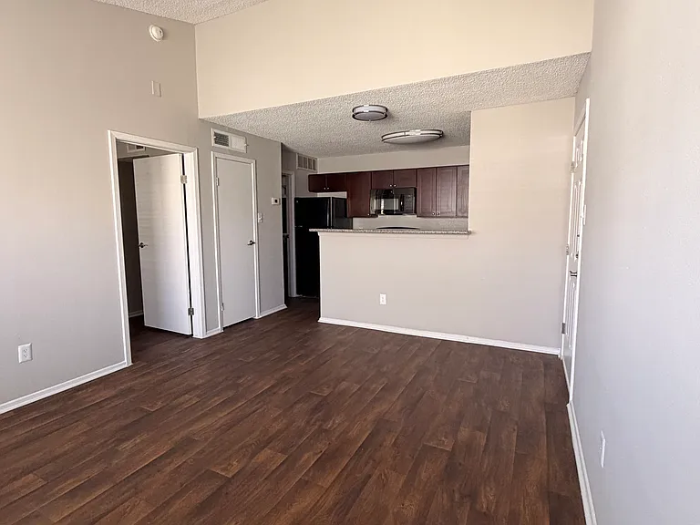 Broadwater Apartments — Photo 13