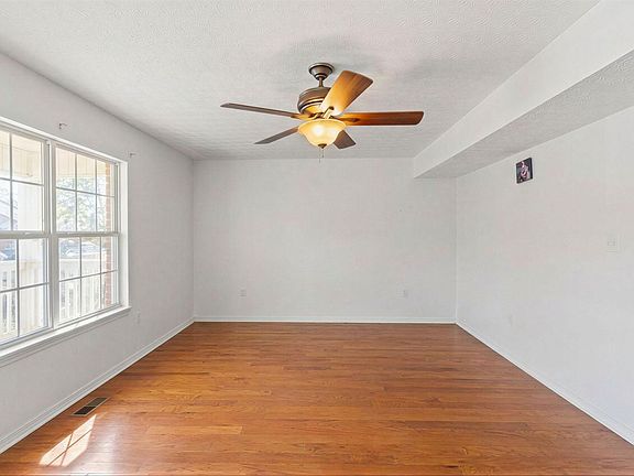 5th image of 1815 Pointed Leaf Ln