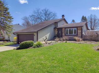 1084 Casa Solana Dr, Wheaton, IL 60189