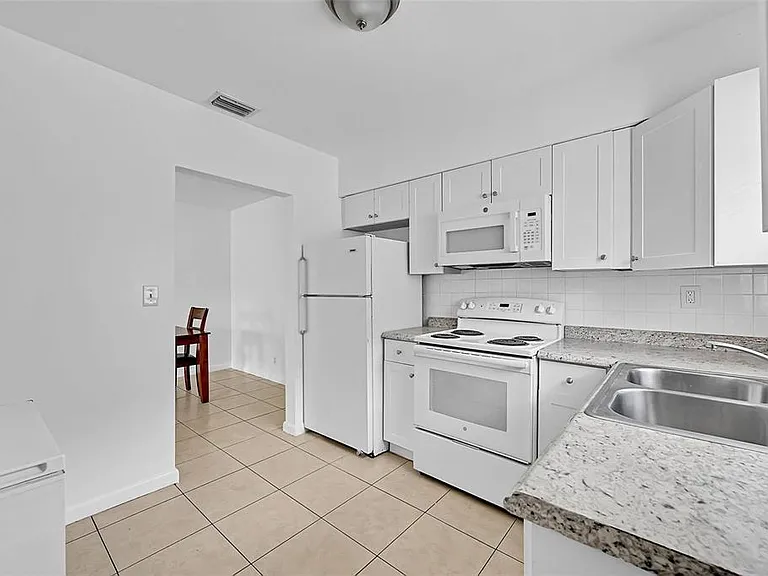 1218 NW 6th Ave — Photo 2