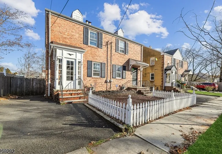 199 Kearny Ave — Photo 1