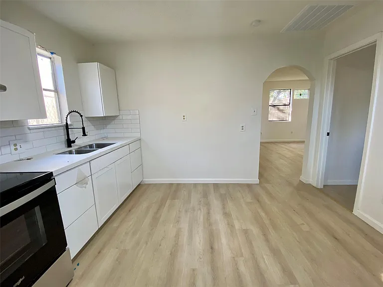 319 1/2 N Cochran St — Photo 6