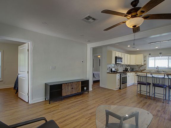 4th image of 242 Taylor Ave S