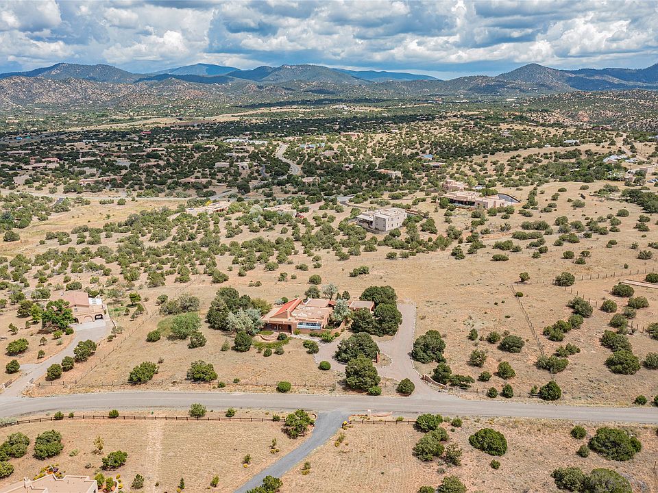 1st image of 31 Calle Cantando