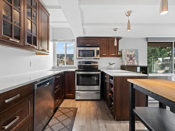 341 Mahon Ave #201, North Vancouver, BC V7M 3E1