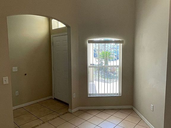 5th image of 158 Queen Mary Dr