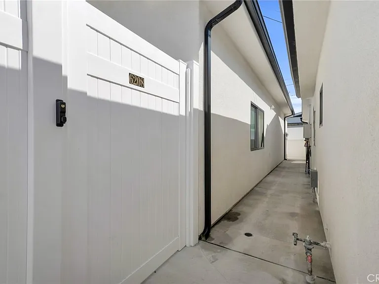 6208 Beeman Ave — Photo 2