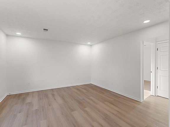 4th image of 200 Sweetwood Pl