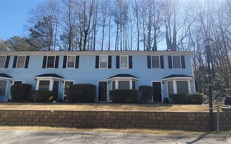 1570 Oakpointe Dr SW — Photo 1