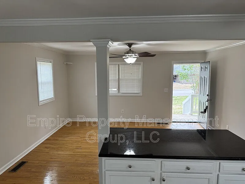 3 bed, 2.0 bath, 1018 sqft, $1,650 — Photo 3