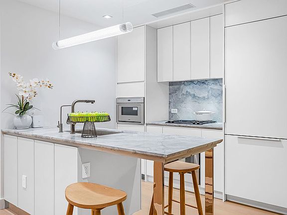 3rd image of 250 25th St