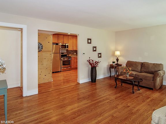 5th image of 8 E Fullerton Ave