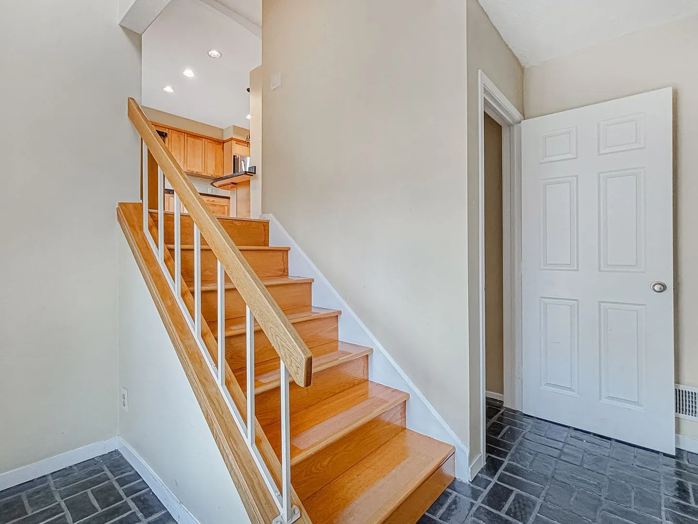 3 bed, 4.0 bath, 2405 sqft, $2,445 — Photo 4