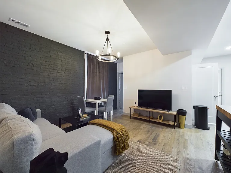 2439 W Walton St #1 — Photo 4
