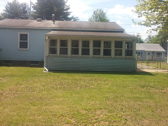 3rd image of 72 Monroe St