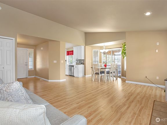 Living Area / Dining Area >