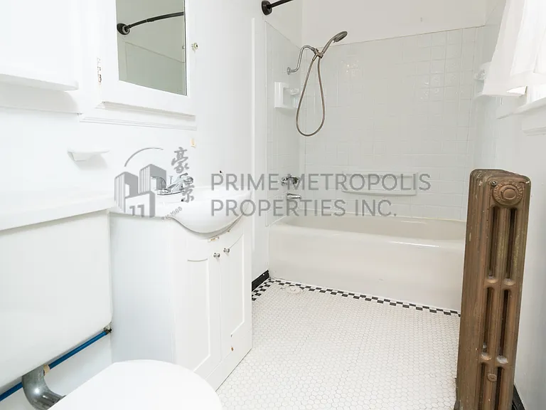 407 NE 45th St #8 — Photo 8