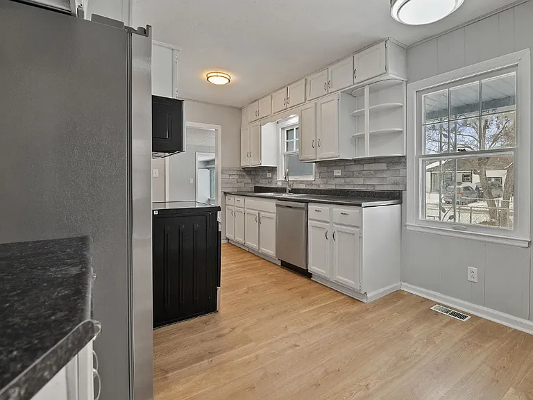 2321 E Mossman Ave — Photo 3
